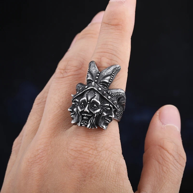 Vue Portée Bague Gothique Bouffon Maléfique