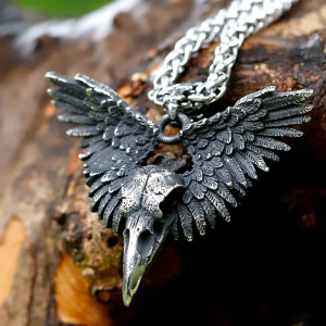 Vue de Cote Collier Goth Corbeau Noir “Messager des Ombres”