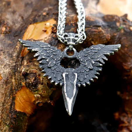vue de Face Collier Goth Corbeau Noir “Messager des Ombres”