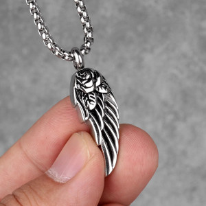 Vue de face Collier Goth - L’Aile de l’Ange Noir à la Rose
