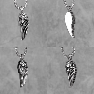 Details Collier Goth - L’Aile de l’Ange Noir à la Rose