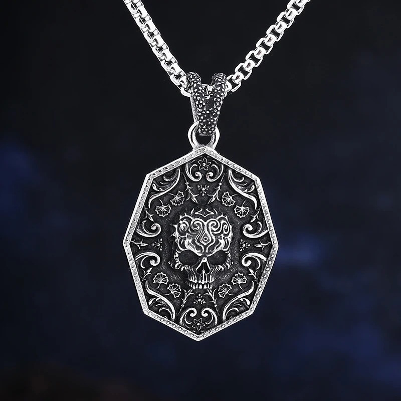 Magnifique Collier Tête de Mort Médaillon des Veilleurs Nocturnes