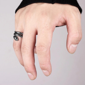 Vue Portée Bague Serpent - Étreinte Venimeuse