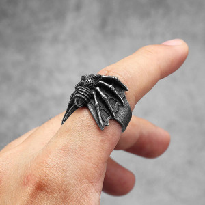 Vue Portée Bague Rock Araignée Veuve Noire d’Acier Brut