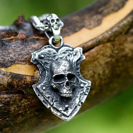 Vue de Face Collier Tête de Mort - “Le Blason des Ombres”