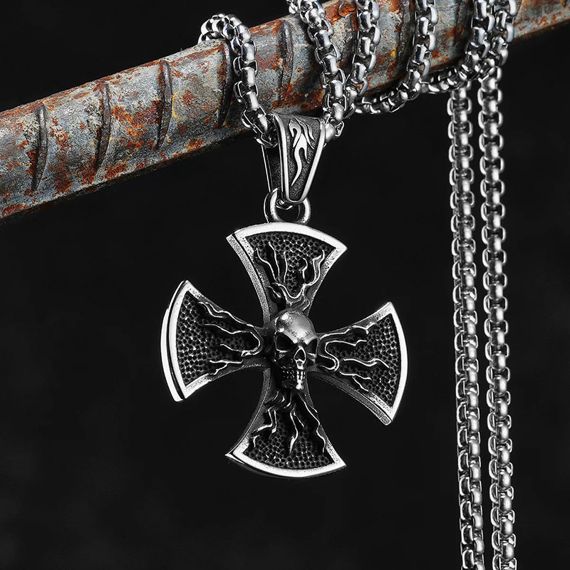 Vue de Face Collier Tête de Mort - Croix des Guerriers Damnés
