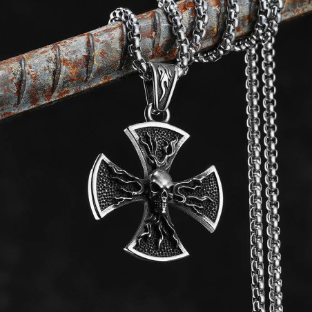 Vue de Face Collier Tête de Mort - Croix des Guerriers Damnés