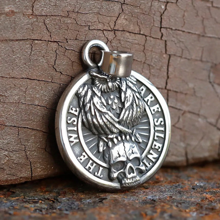 Vue de Face Collier Tête de Mort - “Le Silence des Sages”