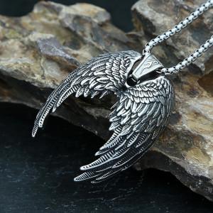 Vue de Cote Collier Rock Goth - Ailes de l’Ange de l’Ombre