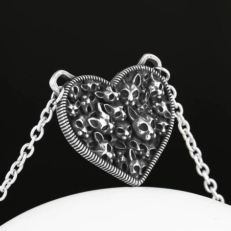 Vue de Cote Collier Tête de Mort Goth “Cœur des Âmes Damnées”