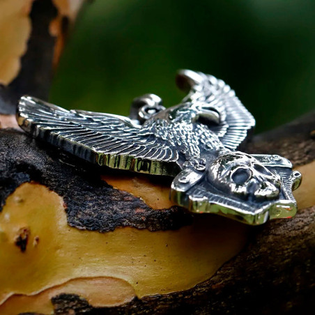 Vue de Cote Collier Tête de Mort Motard - Aigle de l’Ultime Liberté