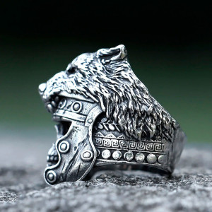 Vue de Cote Bague Tête de Mort Viking "Casque du Loup Noir"
