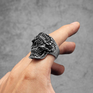 Vue Portée Bague Tête de Mort - Scorpion de l’Apocalypse