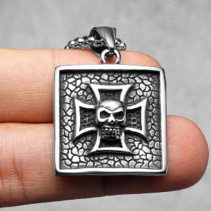 Vue de face Collier Tête de Mort Rock “Croix d’Acier - Crâne Rebelle”