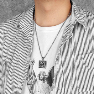 Vue Portée Collier Tête de Mort Rock “Croix d’Acier - Crâne Rebelle”