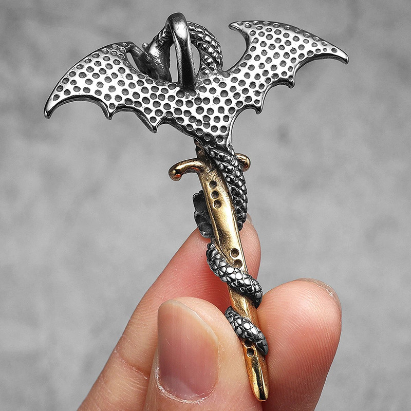 Vue de Face Collier Dragon - Serment de la Lame Ailée Couleur or