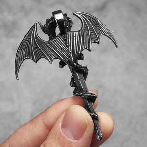Vue de Face Collier Dragon - Serment de la Lame Ailée Couleur noir