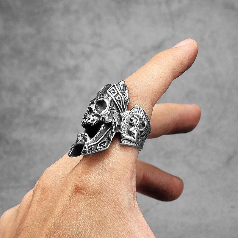 Vue Portée Bague Tête de Mort "Hurlement des Chaînes Brisées"