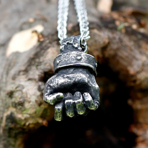Vue de face Collier Goth Rock Main de Mort "Poigne du Guide de Lumière"