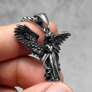 Vue de Cote Collier Gothique Ange "Veilleur Ailé du Silence"