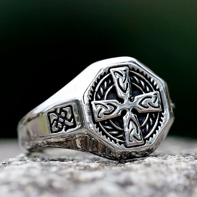Vue de Cote Bague Viking "Croix du Serment Ancien"