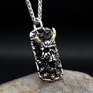 Vue de face Collier Gothique Tête de Mort "Totem Cornu des Âmes Profanes"