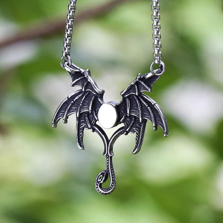 Vue arrière Collier Gothique Ailes Draconiques "Cœur d’Émeraude Nocturne"