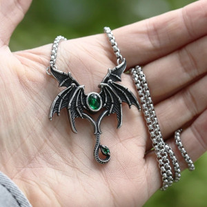 Collier Gothique Ailes Draconiques "Cœur d’Émeraude Nocturne"