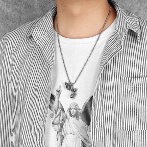 Vue Portée Collier Gothique Ange "Recueil de l’Ange Déchu"