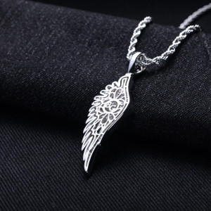Vue de face Collier Goth Rock Aile d’Ange - Plume de Lumière Silencieuse