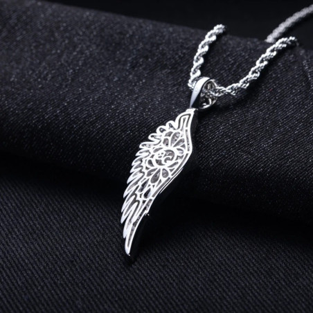 Vue de face Collier Goth Rock Aile d’Ange - Plume de Lumière Silencieuse