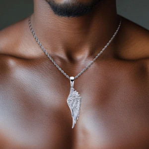 Vue Portée Collier Goth Rock Aile d’Ange - Plume de Lumière Silencieuse