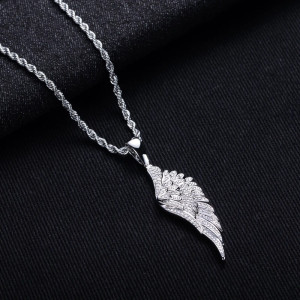 Vue de Cote Collier Goth Rock Aile d’Ange - Plume de Lumière Silencieuse