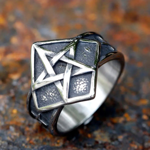 Vue de Face Bague Goth Rock Occulte "Sceau du Pentagramme Souverain"