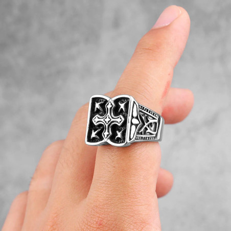 Vue Portée Bague Gothique "Grimoire de la Croix Souveraine"