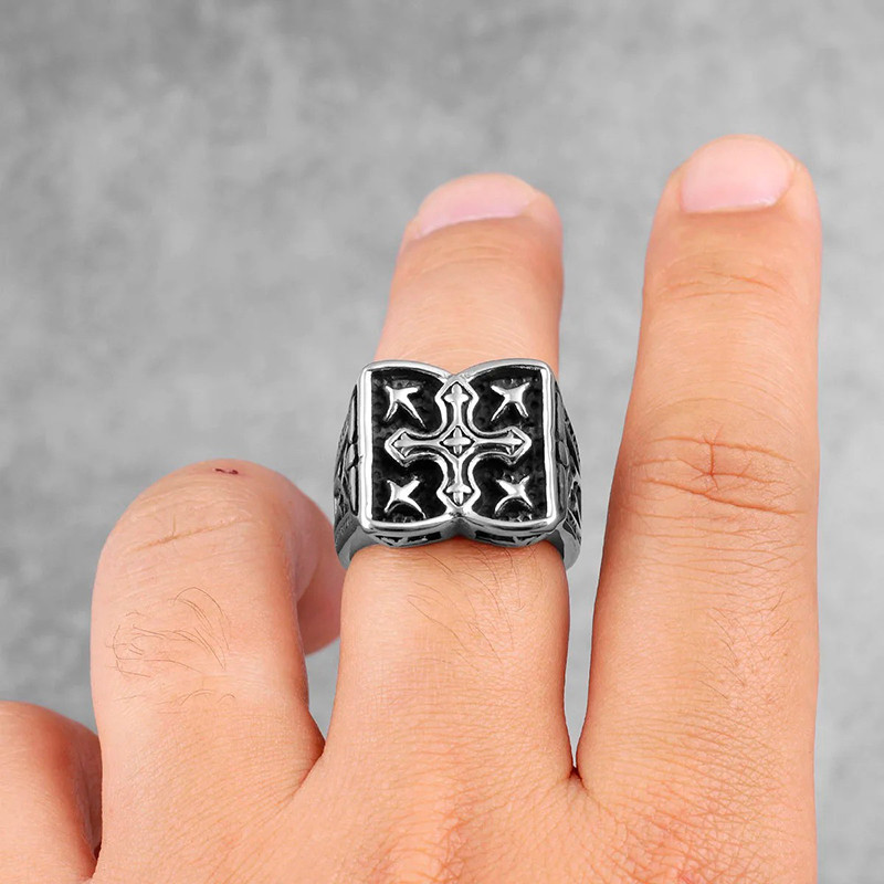 Vue Portée Bague Gothique "Grimoire de la Croix Souveraine"