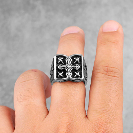 Vue Portée Bague Gothique "Grimoire de la Croix Souveraine"