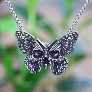 Collier Gothique Papillon "Métamorphose des Âmes Noires"
