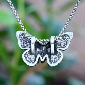 Vue Arrière Collier Gothique Papillon "Métamorphose des Âmes Noires"