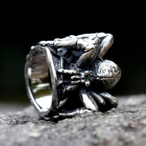 Vue Arrière Bague Goth Rock "Veuve Noire des Abysses"