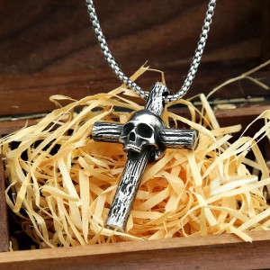 Vue de Cote Collier Tête de Mort - Croix du Jugement Dernier
