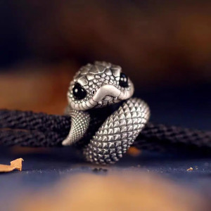 Bracelet Serpent Gardien Ancestral aux Yeux Mystiques Couleur Noir