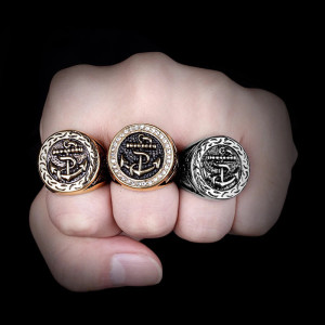Vue Portée Bague Pirates Ancre Sacrée "Serment des Profondeurs"