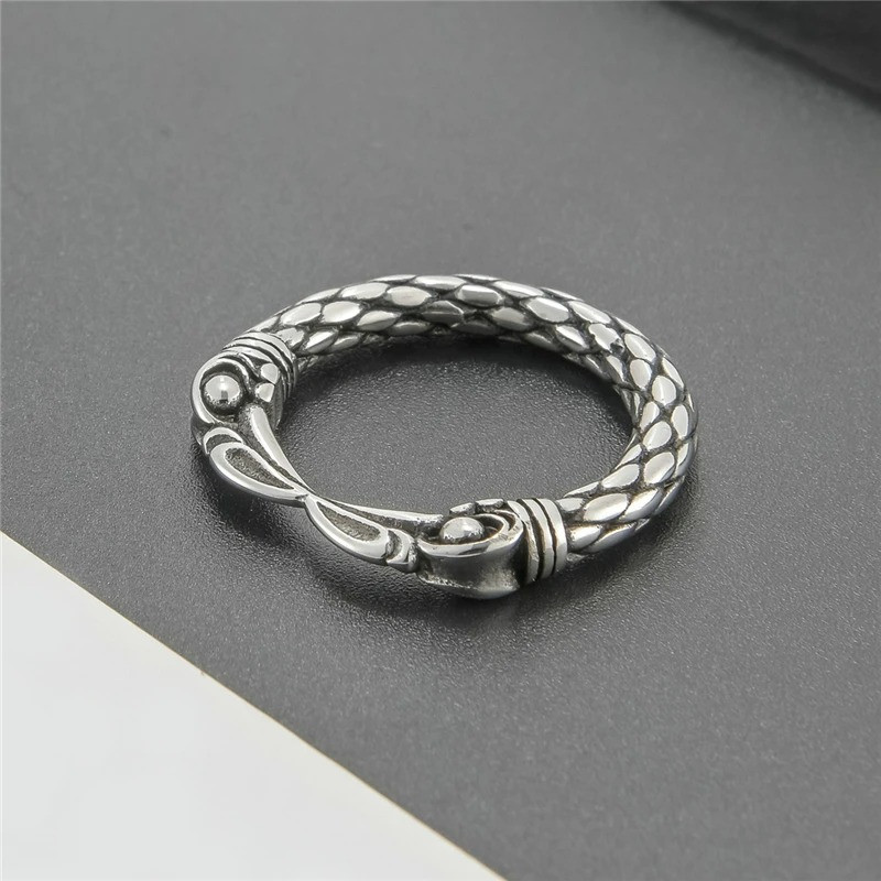vue de Cote Bague Viking Serres Noires du Valhalla Couleur Argent