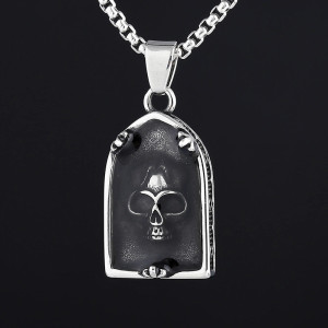 Collier Tête de Mort "Insigne du Crâne Noir"