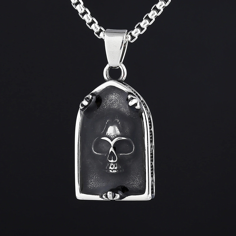 Collier Tête de Mort "Insigne du Crâne Noir"