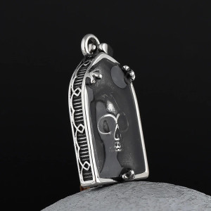 Vue de Cote Collier Tête de Mort "Insigne du Crâne Noir"