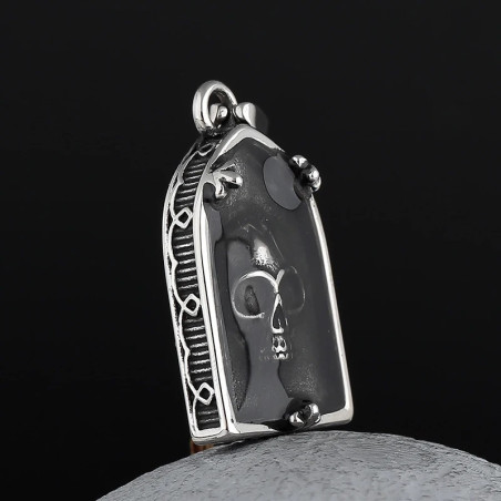 Vue de Cote Collier Tête de Mort "Insigne du Crâne Noir"