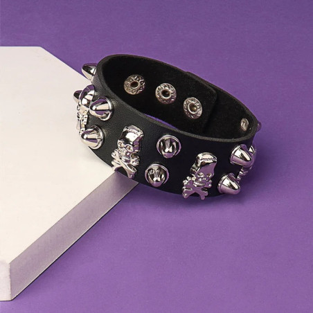Vue de Cote Bracelet Tête de Mort "Manchette à Pointes Punk"