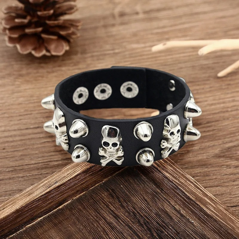 Avant Bracelet Tête de Mort "Manchette à Pointes Punk"